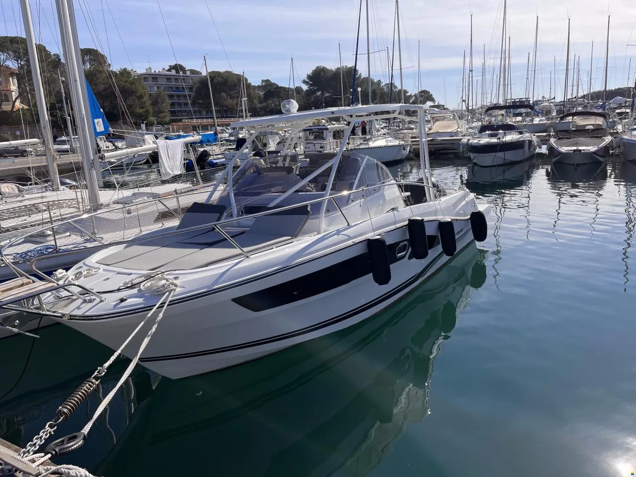 Jeanneau Cap Camarat 9.0 WA – 2023 – Presque neuf, garanties incluses